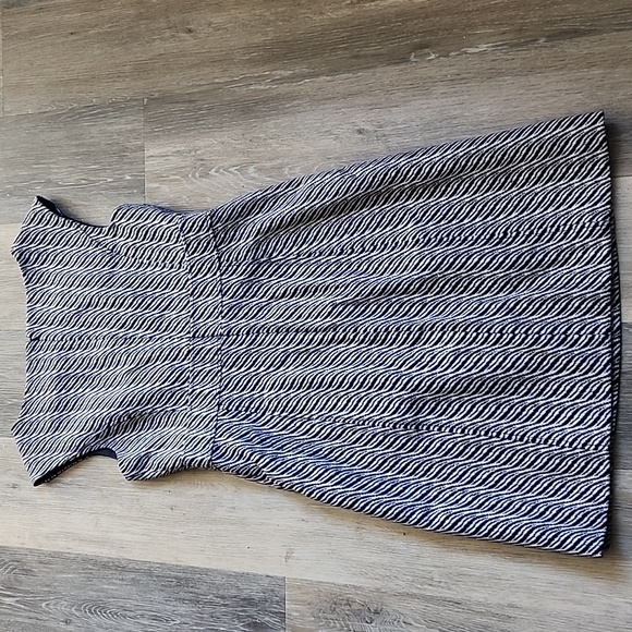 Elegant Black and White Women's Dress - Picture 7 of 11